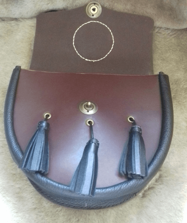 Sporran en cuir avec pompons