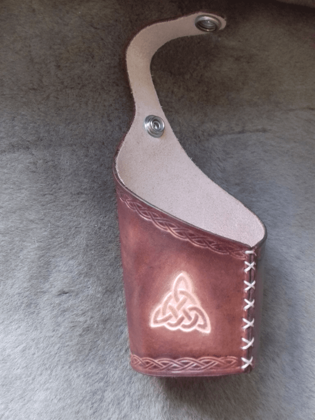 Porte gobelet en cuir motif celtique