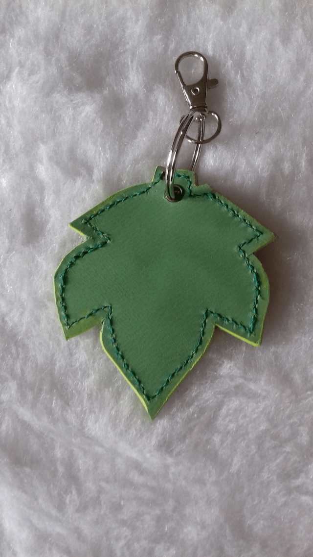 Porte clé en cuir vert en forme de feuille