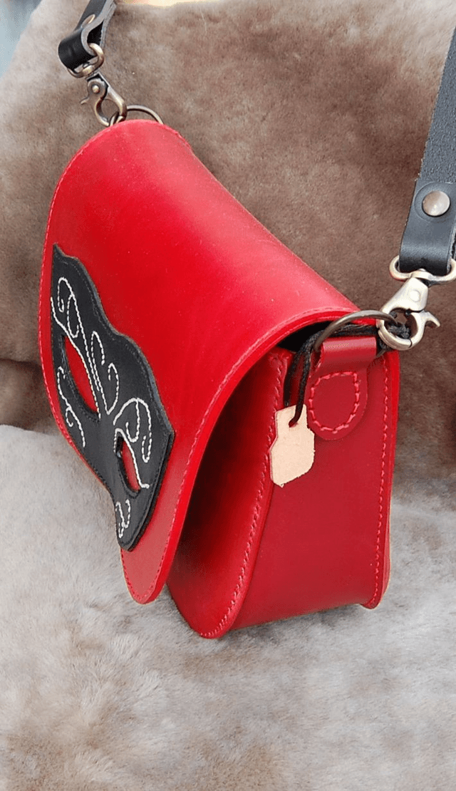 Sac en cuir rouge motif masque vénitien