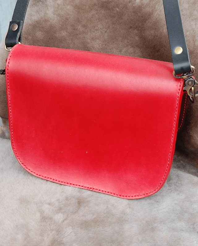 Sac en cuir rouge motif masque vénitien