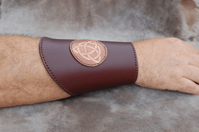 Paire de manchettes ou canons d'avant bras motifs celtiques