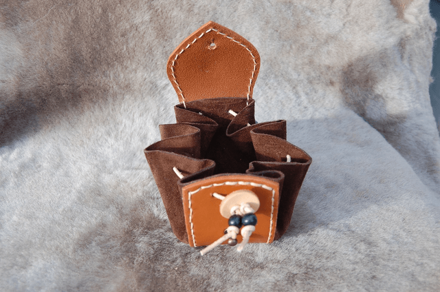 Bourses en cuir  de style médiéval avec motifs incrustés et patinés doré
