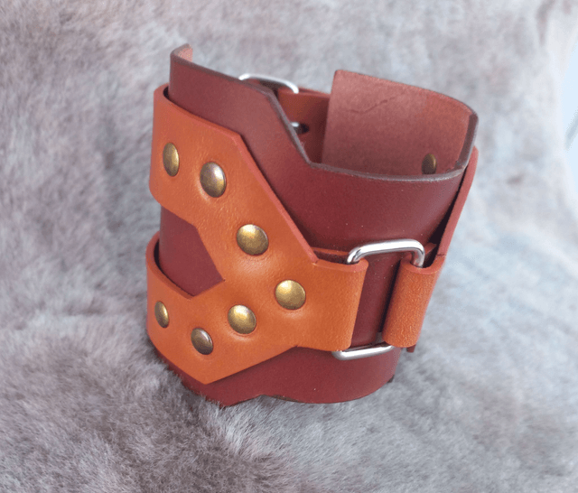 Bracelet de force en cuir style médiéval orné de rivets laiton vieilli