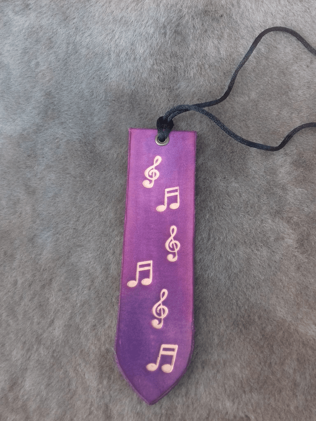 Marque page en cuir avec lacet 