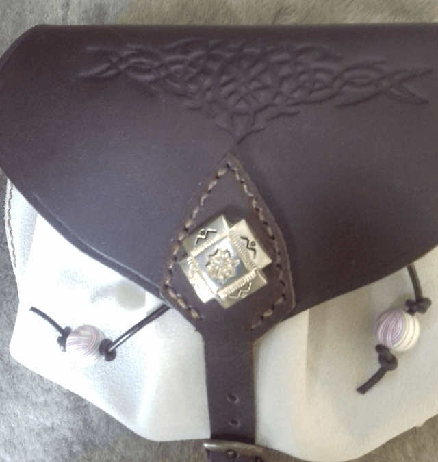 Escarcelle en cuir marron foncé avec concho floral