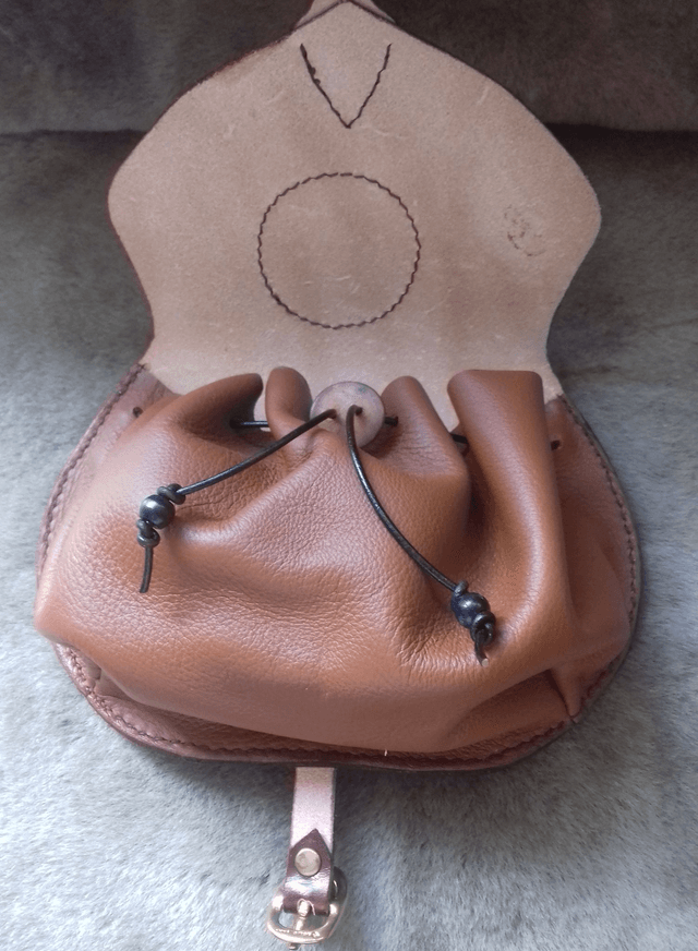 Escarcelle en cuir bordeau et marron motif dragon