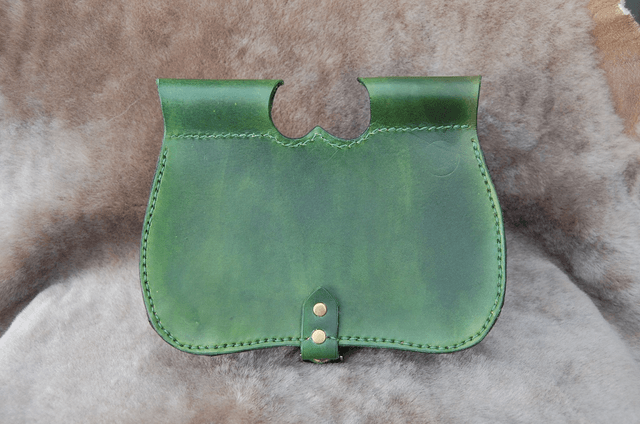 Escarcelle en cuir  de style médiéval avec feuilles incrustées spécial cordes.