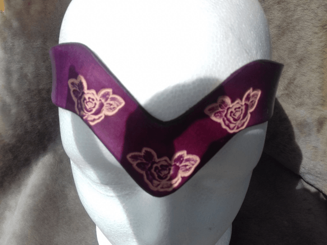 Diadème Roses Pourpres – Cuir Teinté , Élégance Florale 