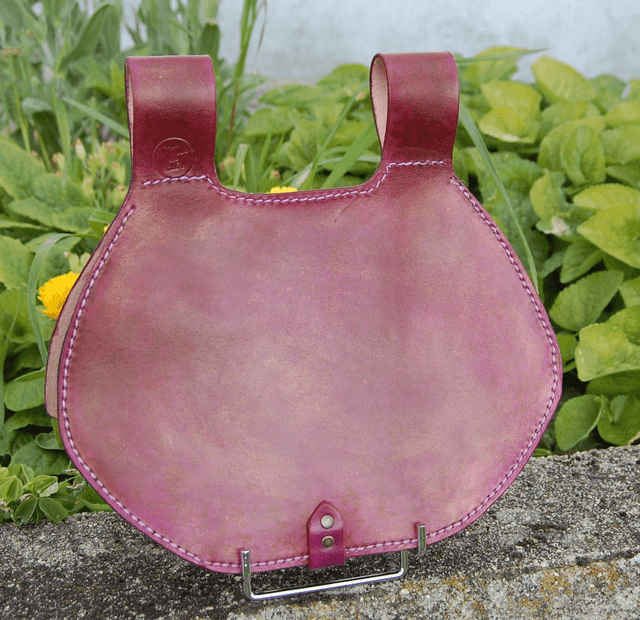 Escarcelle médiévale en cuir de couleur pourpre et doré idéal pour vos festivals médiévaux et autres