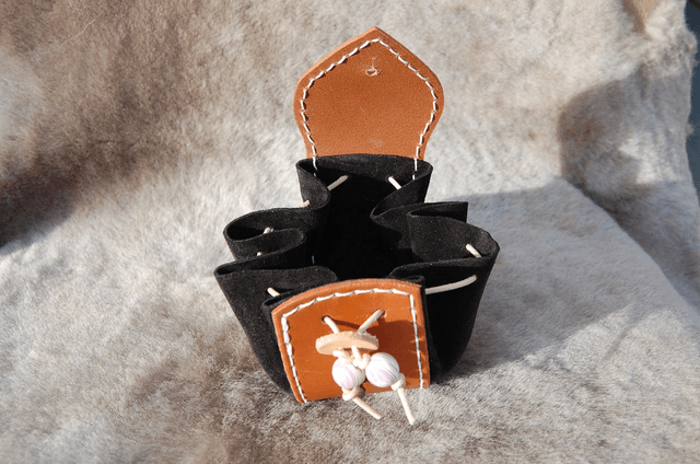 Bourses en cuir  de style médiéval avec motifs incrustés et patinés doré