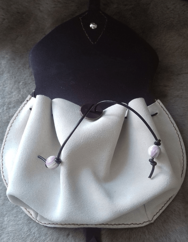 Escarcelle en cuir marron foncé avec concho floral