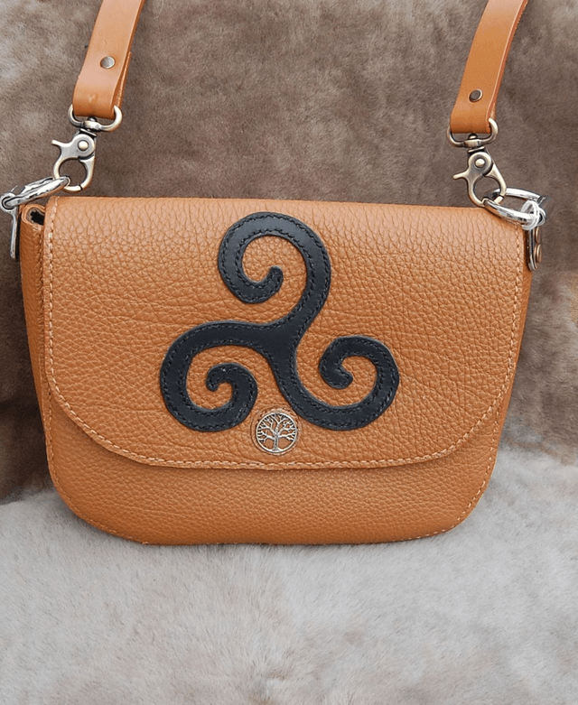 Sac couleur fauve en cuir de taurillon avec motif triskel