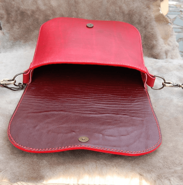 Sac en cuir rouge motif loup hurlant à la lune