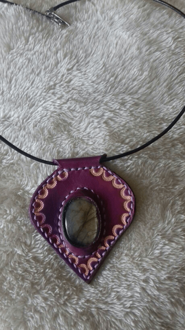 Collier en cuir texturé pourpre avec incrustion de labradorite