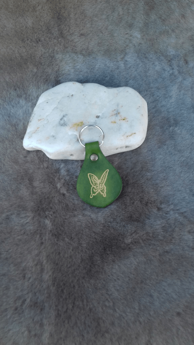 Porte clés en cuir papillons et libellules