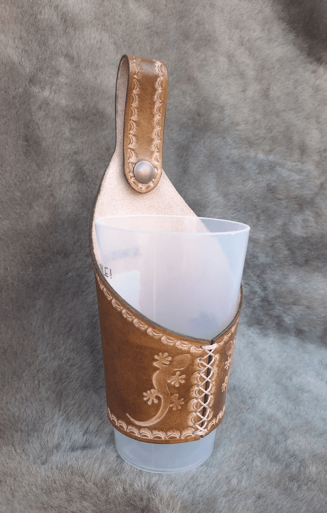 Porte gobelet en cuir texturé motif salamandre couleur marron moyen