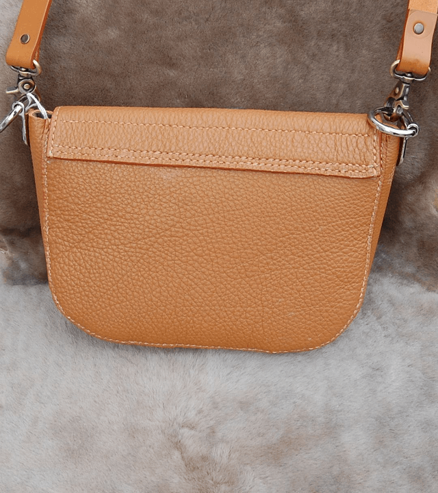 Sac couleur fauve en cuir de taurillon avec motif triskel