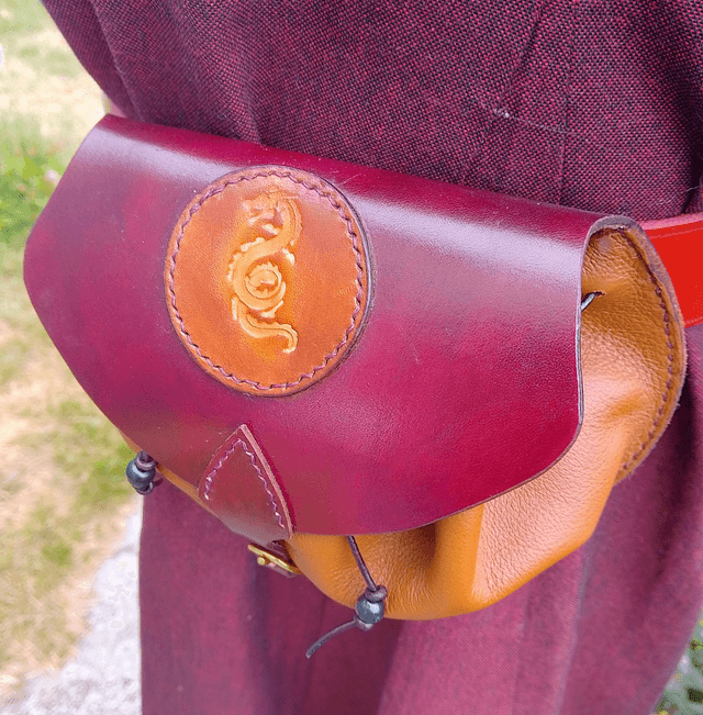 Escarcelle en cuir bordeau et marron motif dragon