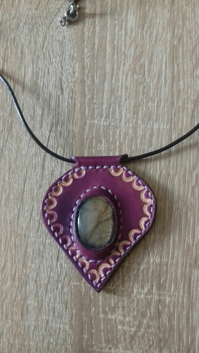 Collier en cuir texturé pourpre avec incrustion de labradorite