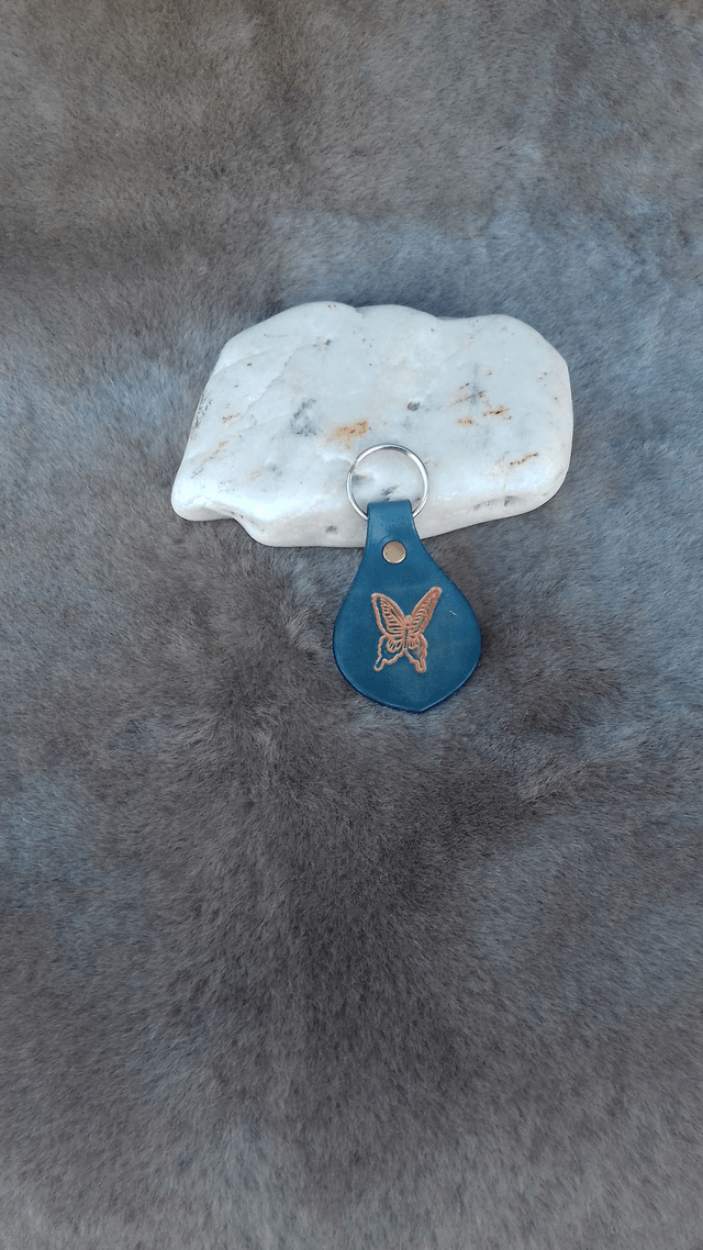 Porte clés en cuir papillons et libellules
