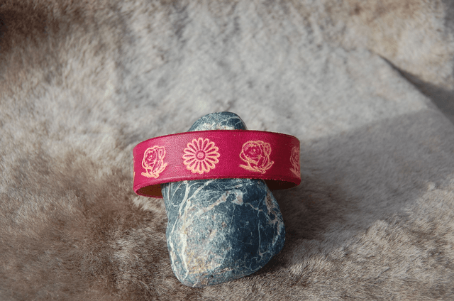 Bracelet en cuir en 20 mm de large avec  motifs fleurs, animaux ou musique