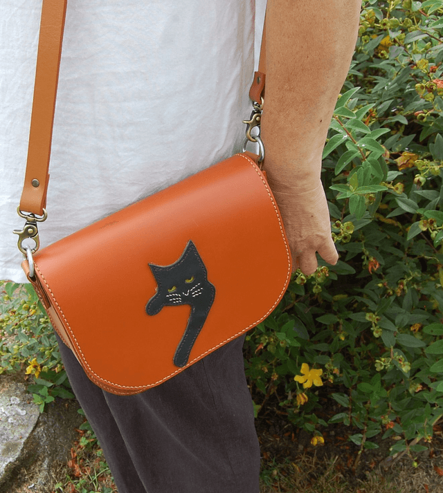 Sac en cuir couleur fauve avec motif chat noir