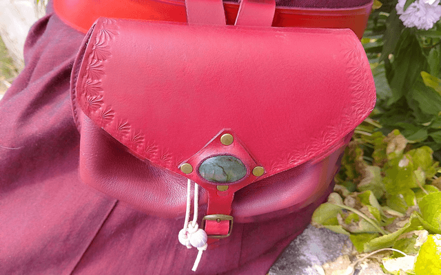 Escarcelle en cuir bordeau motif floral et labradorite