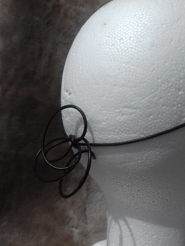 Diadème Roses Pourpres – Cuir Teinté , Élégance Florale 