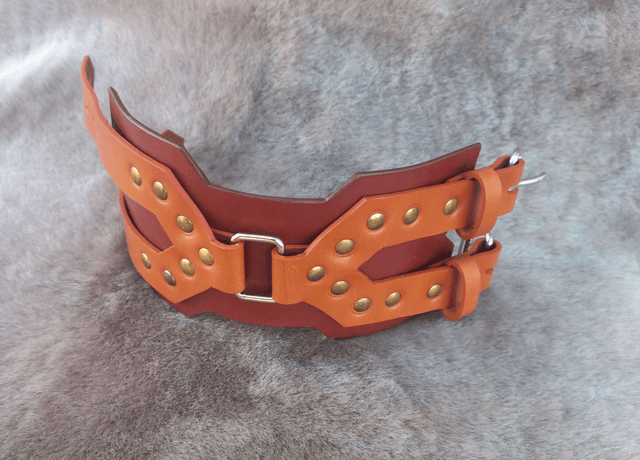Bracelet de force en cuir style médiéval orné de rivets laiton vieilli