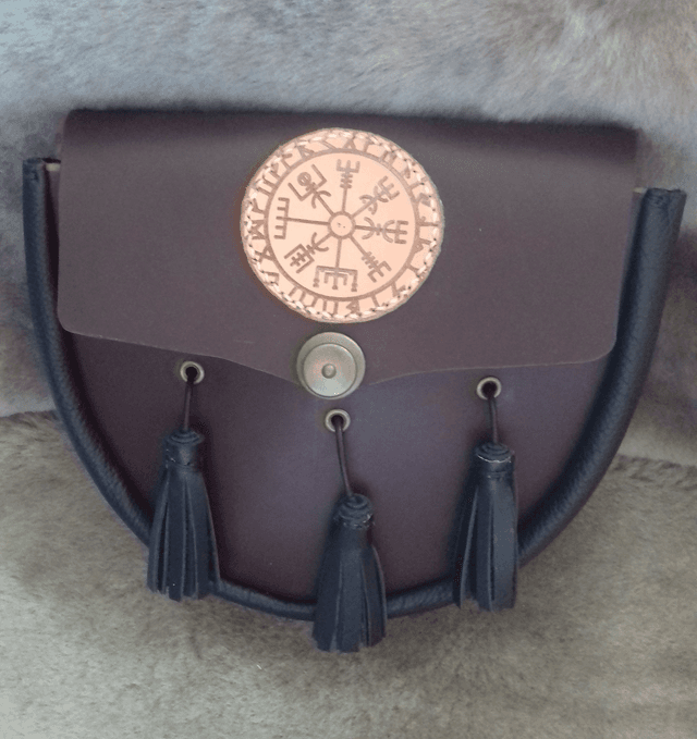 Sporran en cuir avec pompons