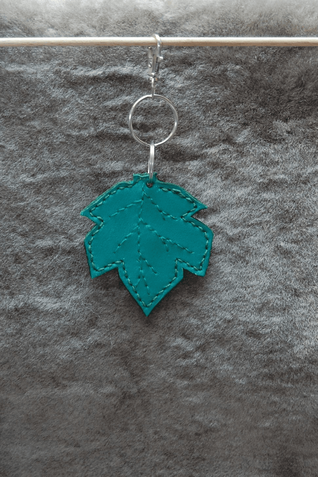 Porte clé en cuir vert en forme de feuille