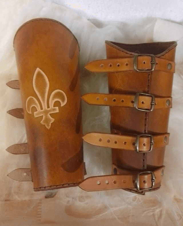 Canons d’Avant-Bras Lys en Cuir Teinté, Force et Élégance