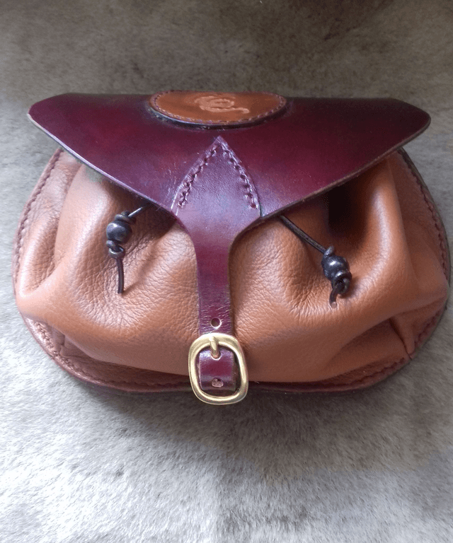 Escarcelle en cuir bordeau et marron motif dragon