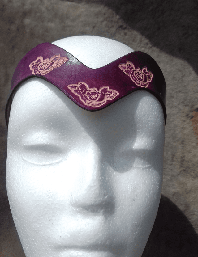 Diadème Roses Pourpres – Cuir Teinté , Élégance Florale 